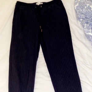 Kostymbyxor  - Randig kostymbyxor från hm, lite osäker på storlek men passar om man är runt 162 cm. Köparen står för frakt, priset går att diskutera vid snabb affär 