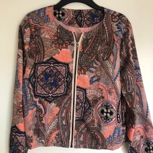 Vårjacka - Inne/vårjacka från en butik i Frankrike i storlek XL (Känns som M/L). Kan mötas upp i nyköpingsområdet men kan även frakta om köparen står för kostnaden av frakten.