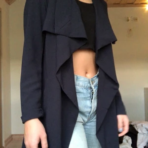 Lång kappa/kofta - Superlätt och fräsch marinblå kofta som även kan användas som kappa i varmare grader, knytning bak som även går att knyta som ”bälte” runt midjan! Skriv för mer bilder<3  köpare står frakt 🌸