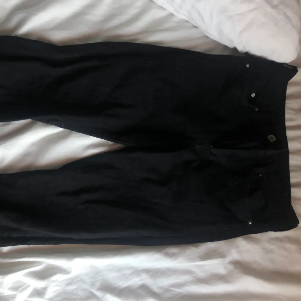 Svarta bootcut jeans. Väl använda men mycket bra skick. Stretchiga och framhäver mycket former. Frakt: 60 kr. Jeans & Byxor.