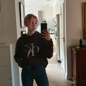 Calvin Klein hoodie - Grå/brun Calvin Klein hoodie. Det står storlek L men tror det är barnstorlekar, skulle säga att den passar XS-M. Bra skick. Frakt tillkommer, kan även mötas upp i Stockholm.