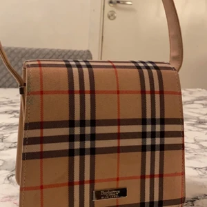 burberry bag - Burberry väska som jag ej använder och passar ej mig