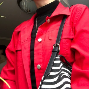 Röd skjorta/jacka - En thriftad skjorta eller tunnare jacka. Storlek 42 men är oversize för en S! 100kr eller budgivning i kommentarerna. Kund står för frakt❤️