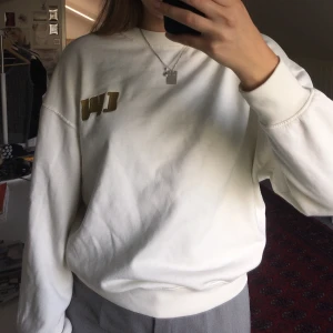 Carin Wester sweatshirt - Oanvänd sweatshirt från Carin Wester. Sitter oversized på mig som oftast har S/M. Fraktkostnad tillkommer!:)