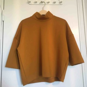  - toppenfin höstig tröja/topp från carin wester 💕✨ helt oanvänd! hämtas i stockholm eller skickas via post (då står köparen för frakten) 🌟🌱