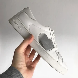 Michael Kors skor strl 38 - Snygga vita Michael Kors skor🤍
