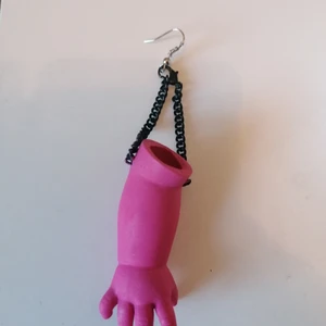 Funky örhänge - Jag pysslade ihop världens konstigaste örhänge! Kan tyvärr inte använda det själv då min örsnibb är pytteliten och inte klarar av tunga smycken😢 vet inget om metallerna så om du är känslig så skulle jag inte rekommendera! Frakt tillkommer