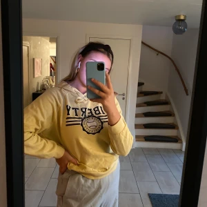 Gul hoodie med tryck - En fin gul hoodie som tyvärr inte kommer till användning. Knappt använd!
