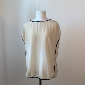 Blus från DAY Birger et Mikkelsen - Blus från DAY Birger et Mikkelsen. Köparen står för frakten 