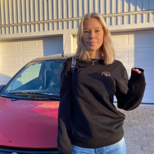 Sweatshirt med tryck - Supersnygg sweatshirt med tryck både fram och bak! Använd några gånger men i nyskick! 