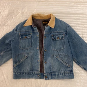 Varm jeansjacka - Jeansjacka i varmare material från Dee Cee. Grå/röd på insidan och jeans i ljusare färg på utsidan. Använd några gånger.