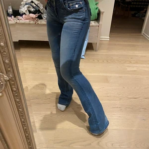 Jeans från True Religion  - Ett par mörkblå Jeans från True Religion. Storleken på jeansen är 26 skulle säga om du har storleken 36-38. Frakten ingår inte i priset!!! Ordinarie pris var 1200kr, högsta bud vinner😘😘