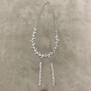 Halsband med örhängen set  - Säljer halsband med örhängen set köpta från GLITTER. Örhängen har gulfärg (ni kan se andra bilden) bak ifrån som inte syns så mycket när man har de på sig. 