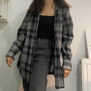 DOLCE & GABBANA flanellskjorta  - Grå-vit-svart DOLCE & GABBANA skjorta i storlek 39 - herr. Är själv storlek XS som jämförelse. Köpte den second hand men den är i superbra skick och men största sannolikhet äkta. 