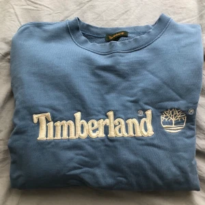 sweatshirt - Säljer denna snygga tröja som jag köpte här på Plick men som jag inte använder längre. Frakt tillkommer🌙