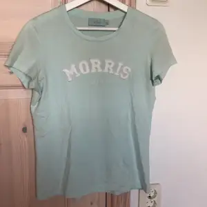 Superfräsch turkos T-shirt från Morris, så fin färg till alla slags byxor 😍  Nypris ca 500kr, köpare står för frakt❤️