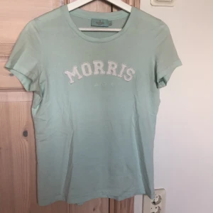Morris T-shirt stl xs - Superfräsch turkos T-shirt från Morris, så fin färg till alla slags byxor 😍  Nypris ca 500kr, köpare står för frakt❤️