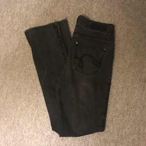 Grå jeans - Grå jeans köpta second hand med slits längst ner (klippt hemma). Storlek 36. 50 kr + frakt ✨