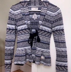 Odd Molly kofta - Mycket gott skick, odd molly kofta strl xs säljes i Uppsala. Hämtas eller fraktas. Bud från 300kr, nypris 1700kr