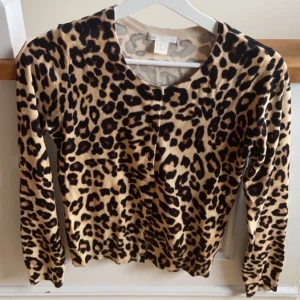 leopard kofta - leo tröja som är för liten. Använd endast en gång så i nyskick. Frakt ligger på 35kr