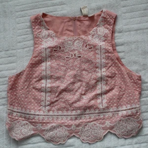 Vintage crop top - M - A light pink crop top with broderie lace design - 100% cotton