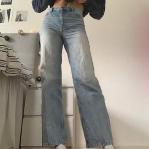 Jeans från Monki, modell Yoko. Storlek 27. Säljer på grund av att de är för korta. Jag är 180 cm lång och brukar ha storlek 27 eller 28.✨👖 250 kr + frakt.