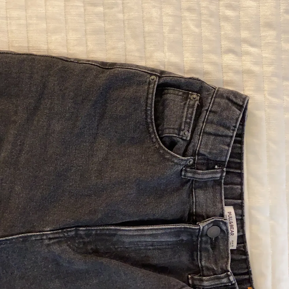 Svarta jeans från Pull&Bear i strl 34. Använda 1 gång och säljes pga fel storlek. Är 167 cm lång och jeansen passar min längd.. Jeans & Byxor.