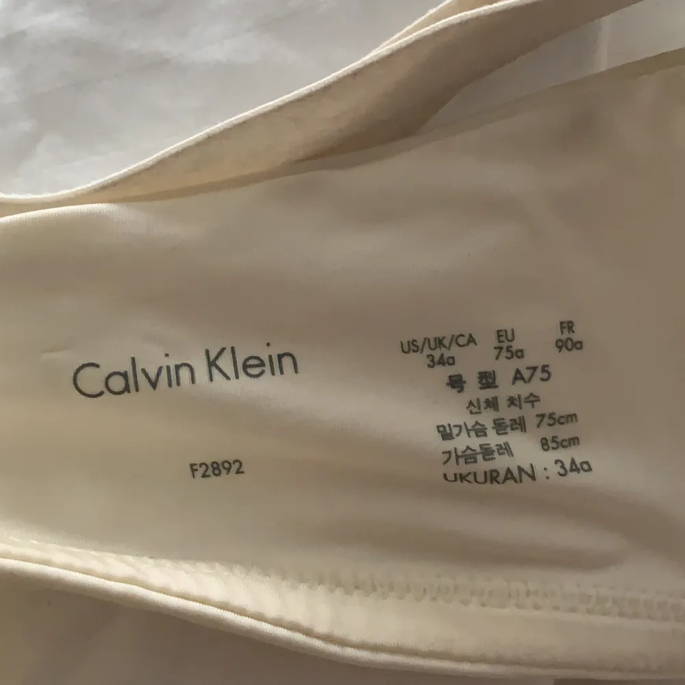 En fin bh från Calvin Klein använd  en gång, har dock en fläck på sig men går bror i tvätten (kan tvätta innan den fraktas) jätteskön men kmr inte till användning, orginal pris 499 kr mitt pris 240+frakt, vid snabb affär skulle jag kunna sänka mitt pris ❤. Övrigt.