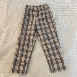 Rutiga byxor - Rutiga kortare byxor från Pull & Bear i strl XS. Stora i storleken så passar även strl S. Aldrig använda.