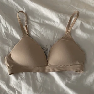 Lindex bh 70A - En bh från lindex i storlek 70A så skön och är endast använd 2-4 ggr💓 säljer för att jag har så många bh:ar och känner att jag kan använda mina gamla💓 originalpris: 129kr tror jag mitt pris 50+frakt