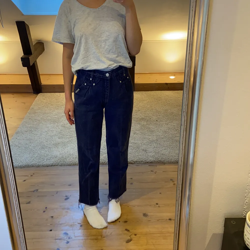 Högmidjade lila jeans från Roughrider i strl S. Jag är 167 cm lång och längden är perfekt! Byxorna är i fint skick och har fina silverknappar som detaljer.. Jeans & Byxor.