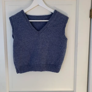 Stickad väst - En stickad väst i storlek S skulle jag säga. Finns ingen lapp på. Frakten ligger på 44kr