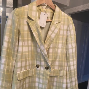 Oanvänd blazer/kavaj - Perfekt skick med prislapp kvar, sjukt snygg men har inte kommit till användning. Köparen står för frakt. Pris kan diskuteras, har inte plats för den i garderoben.