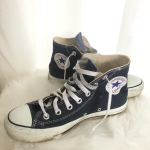 Sparsamt använda marinblå CONVERSE Stl 38. Snygga till din höstoutfit! 🍁🍂 - Välvårdade sparsamt använda marinblå CONVERSE i storlek 38. Nypris är 700-750:- jag vill ha 160:-. Endast seriösa köpare ej prutbart. Du swishar innan skick. Frakt på 79:- tillkommer. 