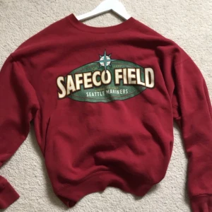 Lee sweatshirt storlek L - Säljer denna fina sweatshirt som jag nyss köpte från Beyondretro✨ Det är en sweatshirt från 90 talet med fin kvalitet. Jag har använt den 2 gånger. Jag köpte den för 300 kr. Buda!