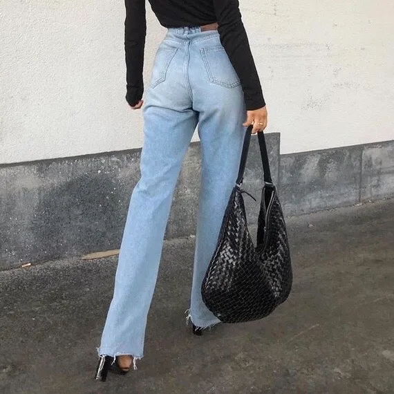 Säljer dessa populära jeans från na-kd🌟 jag är 172 cm lång och jeansen är i storlek 36:) frakt tillkommer på 63 kr✨ (första bilden är inte min).      ‼️BUDA I KOMMENTARERNA‼️ . Jeans & Byxor.