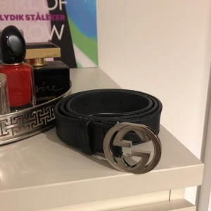 Äkta gucciskärp silver - Säljer detta äkta gucciskärp i silver. Det är i superbra skick och jag har gjort en del extra-hål hos en skräddare så det passar dem flesta. Budgivning i privata meddelande, frakt tillkommer