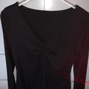 Svart tröja - Frakt 35kr