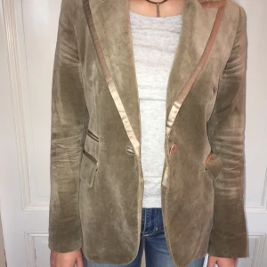 Superfin Sand Beige Kavaj Zara Woman Tailoring - Superfin showman kavaj. Väldigt snygg till jeans och boots nu i höst! 🍂 utsidan är hel och superfin. Lite rev på insidan på fodret. Ingenting som syns eller stör. Säljes då den ej kommer till användning. 200kr eller buda gärna!