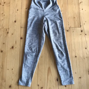 Sport leggings  - Gråa sport leggings. Inga fläckar eller märken. Säljes pga för små och inte använder mer. Går att diskutera priser😊 Köpare står för frakt 📦 
