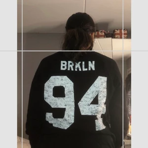 Svart sweatshirt med tryck - Säljer denna jättefina och mysiga sweatshirten med ett tryck på bröstet och på ryggen. Frakt ingår ej i priset