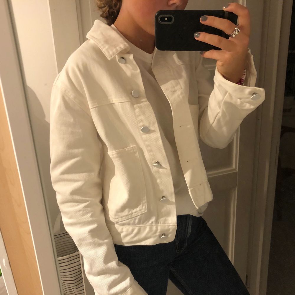 Säljer denna superfina och perfekta vita jeans jackan till hösten! Den är i superfint skick och utan några fläckar eller liknande. Jackan är i stl. S och är i från Bik Bok. Frakt ingår ej i priset men kan även mötas upp i Stockholms området. . Jackor.
