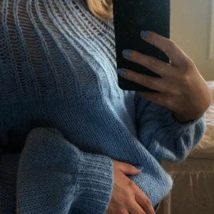 Stickad tröja  - Stickad tröja från Carin Wester! Storlek 34! Väldigt fin blå färg, ljusblå! Tröjan är inte stickig utan är skön. Lite genomskinlig uppåt kragen. Köpt för 499kr!