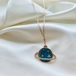 Halsband - Halsband med planet🦄 79:- & gratis frakt! Vill du köpa? Kontakta mig på DM✨Från min tillverkning (kolla in @en_smycken på instagram!) 
