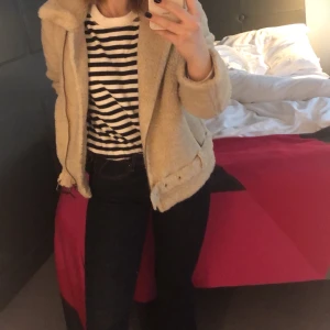 Jacka - Säljer en jättefin jacka som är köpt 2019 i London från Gap. Storlek XS/S. Skriv till mig vid fler bilder/frågor. 200 kr💕