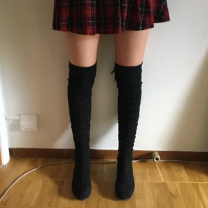 Overknee stövlar st 40 - Ett par overknee stövlar med 3 cm klack i storlek 40! Använda men fortfarande i bra skick, ena bandet försvann men jag ersatte det med ett liknande som fungerar lika bra!           Köpta på Nelly.com för något år sen. Köpare står för frakt, men kan mötas upp i Stockholm😊
