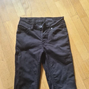 Tiger Of Sweden jeans - Svart tiger of sweden jeans i storlek 25/32. Använda max 3 gånger och säljs pga för små. Budgivning från 300. Frakt tillkommer