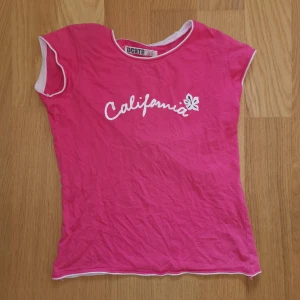 Topp strl 158/164  - Rosa topp strl 158/164 men passar strl xxs/xs/smed text "california" 2000-tal. Frakt tillkommer