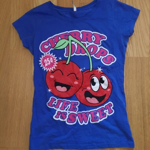 T-shirt strl S med körsbär på - Super söt T-shirt strl S(passar även M och L) med körsbärs tryck på från märket Fishbone. Frakt tillkommer
