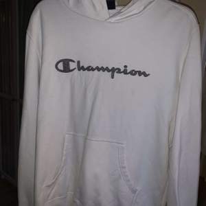 Säljer Champion hoodie storlek XL passar L lika bra, är i bra skick. (Fraktar endast) (filmar alltid innan betalning)